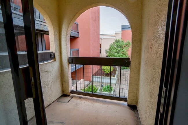 Building Photo - 2 Bed / 2.5 Bath pet friendly condo near downtown San Carlos with two parking spaces. YouTube tour!