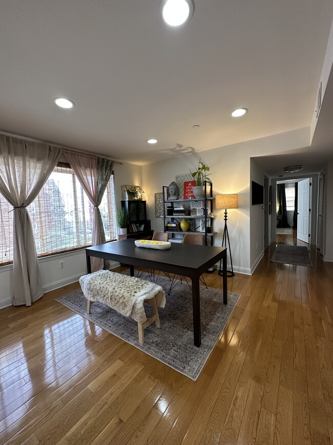 Dining Room - 7420 Boulevard East