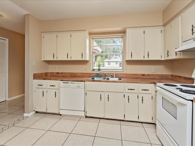 Building Photo - Great Price Single Family Home