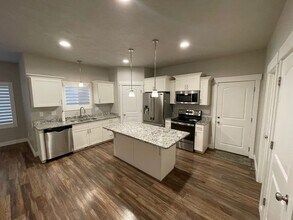 Building Photo - 3807 E Cunninghill Dr