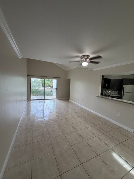 Building Photo - 9711 Fontainebleau Blvd