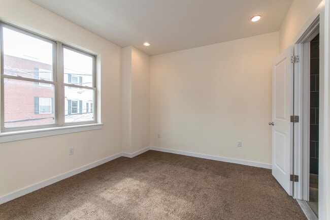 Building Photo - 1614 N Sydenham St