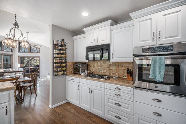 Building Photo - "Spacious 4-Bedroom Retreat with 3.5 Baths...