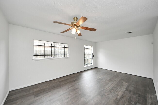 Building Photo - 1207 Park Knoll Ln