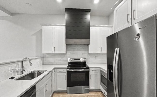 Building Photo - Charming 3BR/3BA Hoover Home with Fenced-In Yard & Modern LVP Flooring