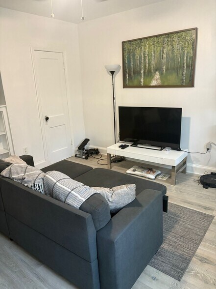 Building Photo - 221 35th St NE