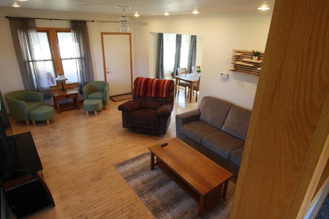 Building Photo - Furnished Two Bedroom House