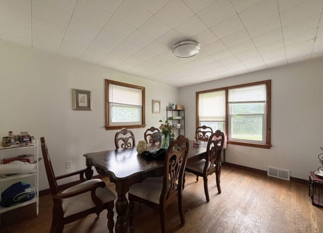 Building Photo - Crestmont Avenue Townhome with Sublevel Su...