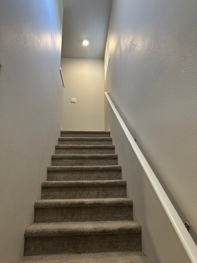 Building Photo - Pet friendly 4 bedroom 2.5 bath house!