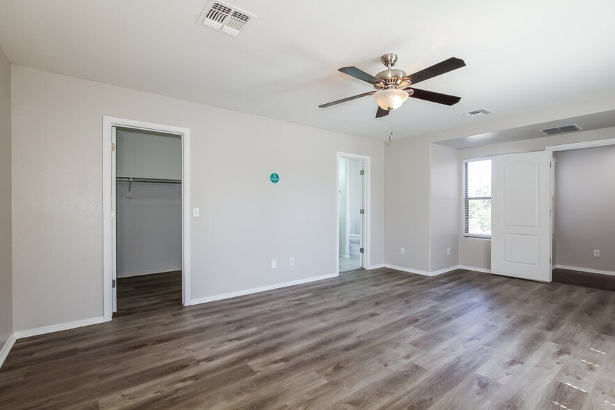 Building Photo - 18538 W Fairway Dr