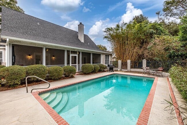 Building Photo - 183 W Commons Dr