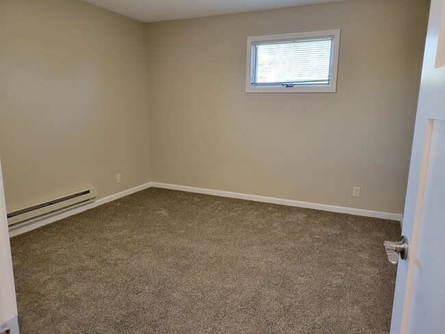 Building Photo - 1 Bedroom Triplex Unit