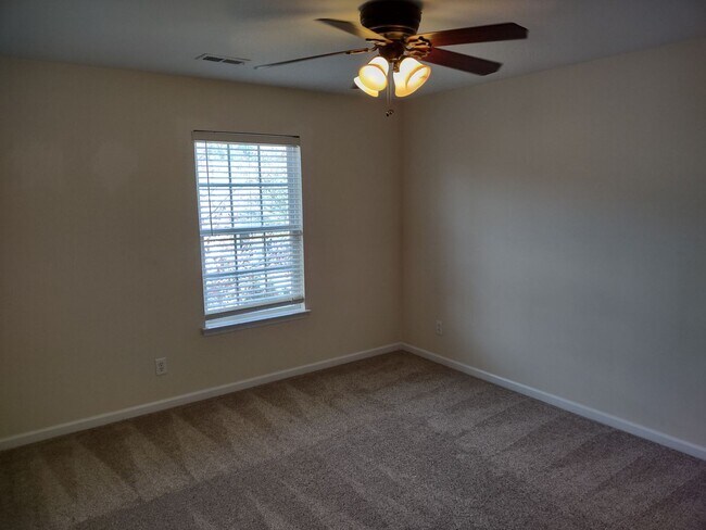 Building Photo - Beautiful move-in ready home located in th...