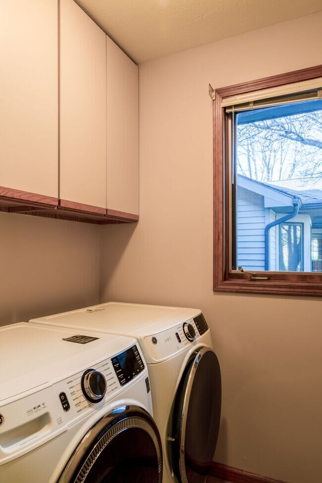 Building Photo - Spacious 2 Bedroom Condo plus Loft on a Beautiful Cul-de-Sac off of Kagy