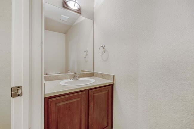 Building Photo - 3 Bed 3 Bath Townhouse in Westminster