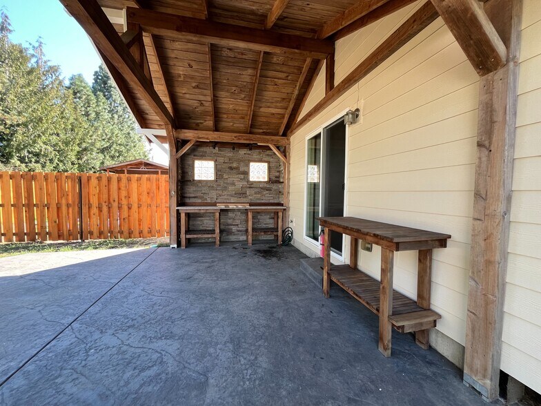 Building Photo - 1371 Ridgeview St