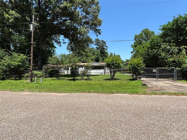 Building Photo - 133 Cherokee Ln
