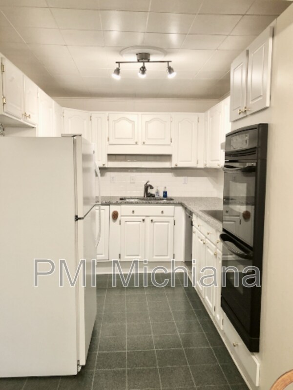 Building Photo - 52554 Kenilworth Rd