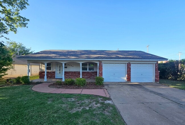 Primary Photo - (3) Bed/(2) Bath in Core Norman Avail NOW!