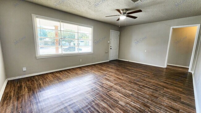 Building Photo - 816 Sandell Dr