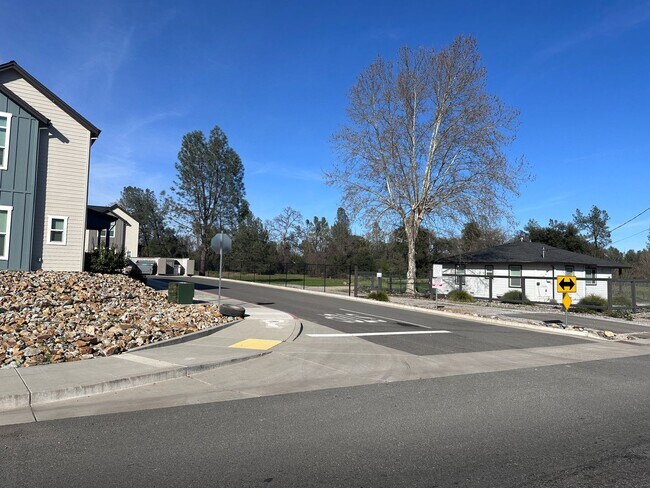 Building Photo - Newly built homes with City of Redding solar!