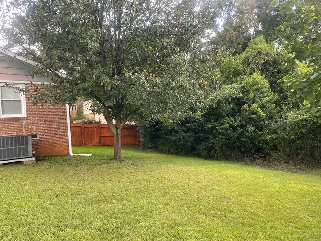 Building Photo - Sensational Three Bedroom Home Located in the Earlewood Community!