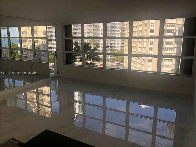 Building Photo - 1440 Brickell Bay Dr