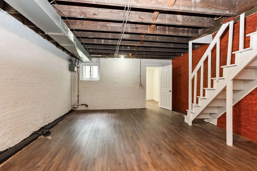 Building Photo - 752 Melville Ave