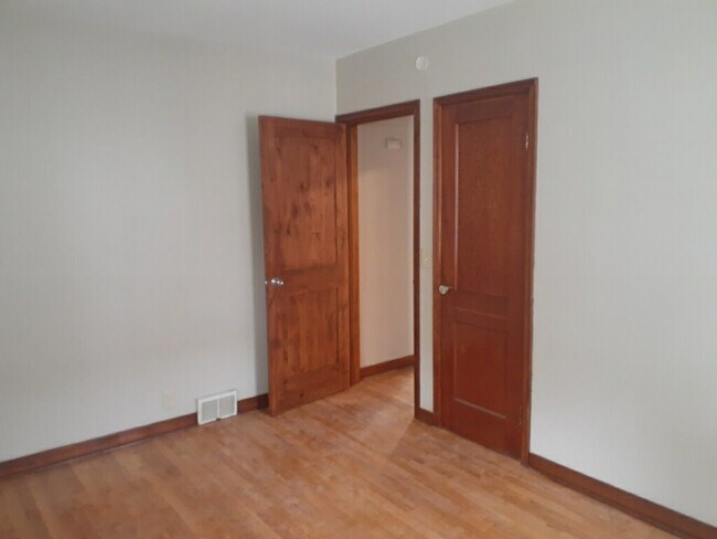 Building Photo - Freshly updated 3 Bed/1.5 Bath House- Robbinsdale- Available NOW!