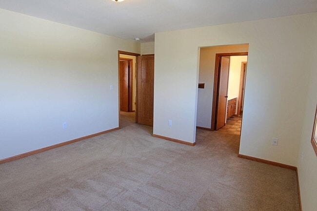 Building Photo - 3 Bedroom Townhome