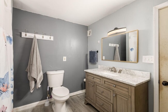 Building Photo - 711 Country Club Rd