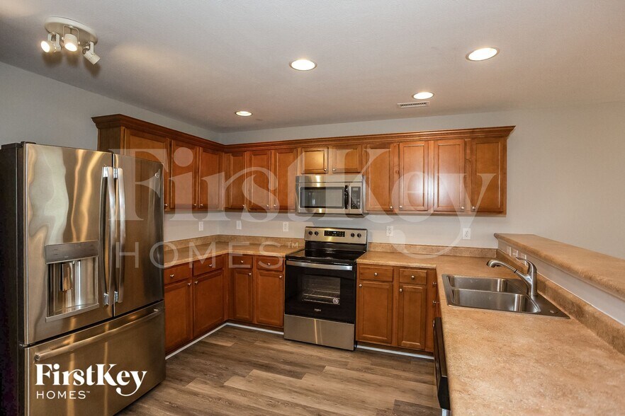 Building Photo - 15490 Farmland Ct