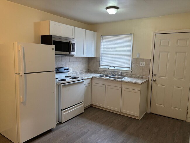 Building Photo - 1916