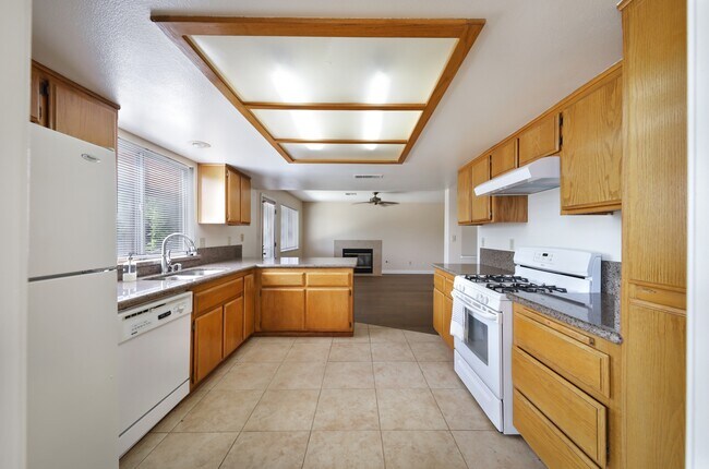 Building Photo - 10205 Single Oak Dr