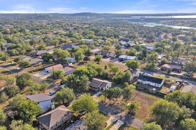 Building Photo - 848 Pecan Ln