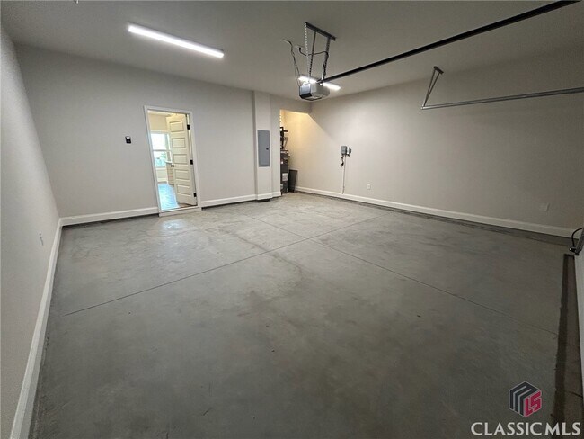 Building Photo - 305 Ridge Pointe Drive