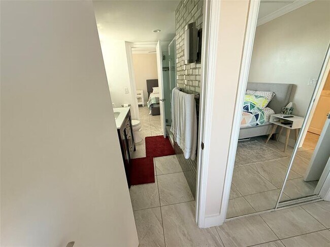 Building Photo - 3201 NE 14th Street Causeway