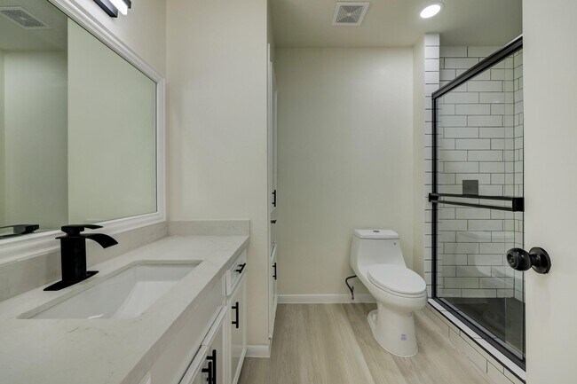 Building Photo - 5519 Sheraton Oaks Dr