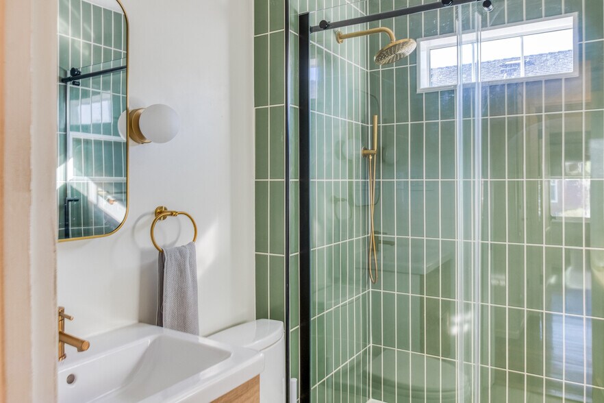 Building Photo - 2331 Belmont Ave