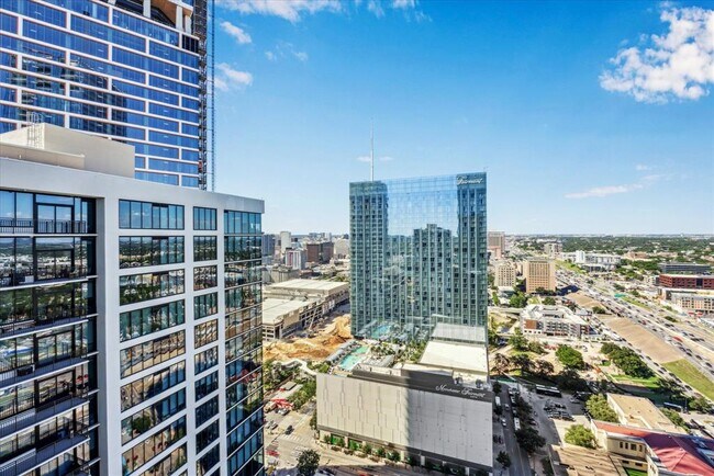 Building Photo - 610 Davis St