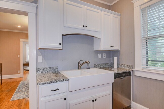 Building Photo - Beautiful Older home renovated for todays ...