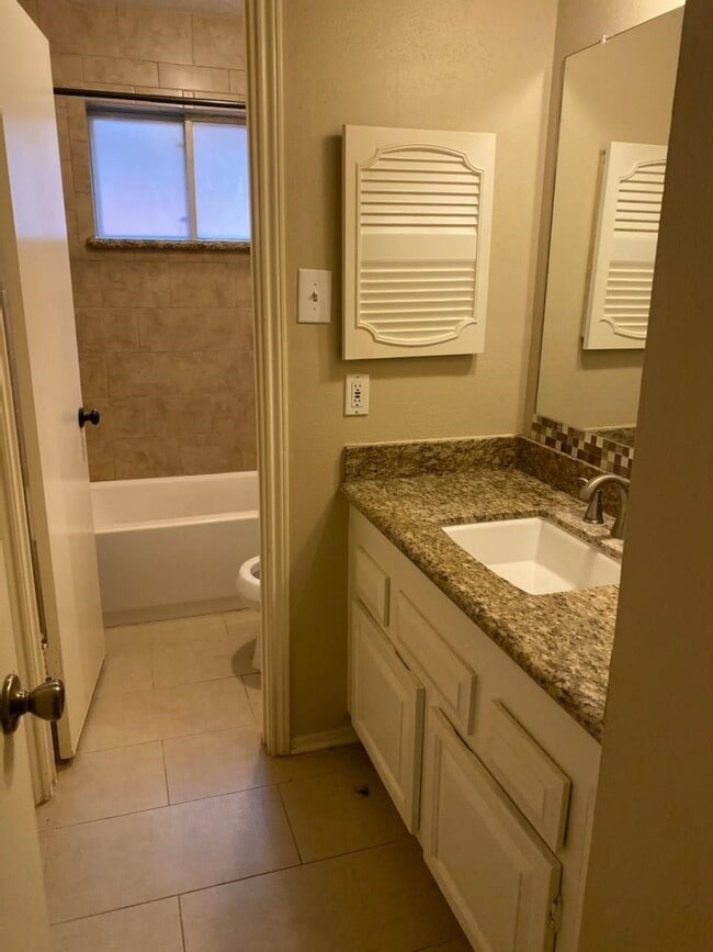 Building Photo - 18927 Droitwich Dr