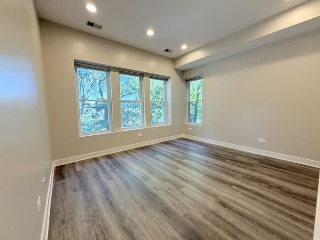 Building Photo - 3607 W Ainslie St
