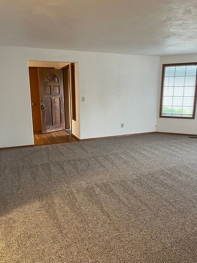 Building Photo - 3 Bedroom 2 Bath House