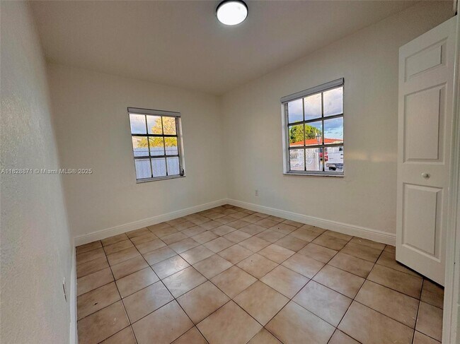 Building Photo - 541 E 38th St