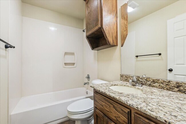 Building Photo - 3BR / 2BA Duplex in Hewitt, Texas | Midway ISD