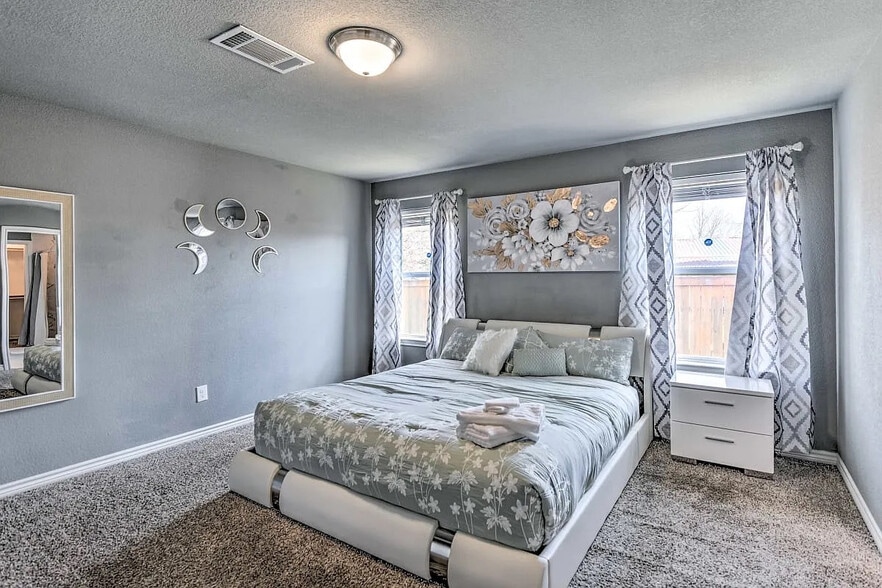 Building Photo - Room in House on Canyon Oaks Dr
