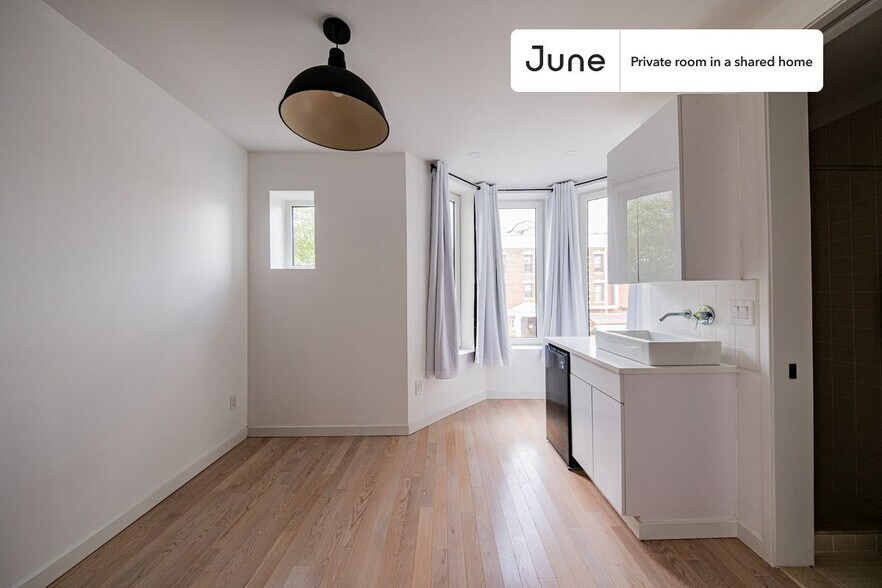 Building Photo - Room in Shared 4 bed/4 bath home