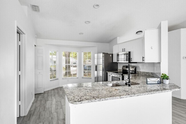 Building Photo - Charming 3-Bed, 2-Bath Home in Palm Bay