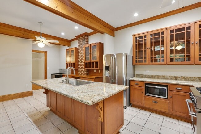 Building Photo - Fabulous University Duplex with gleaming floors and stained glass.